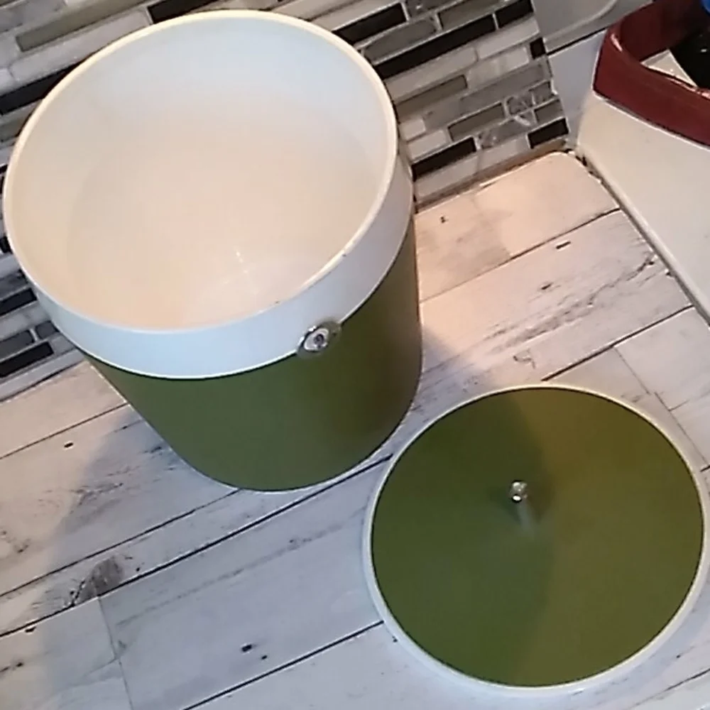 West Bend vintage 1970s avocado 🥑 ice bucket